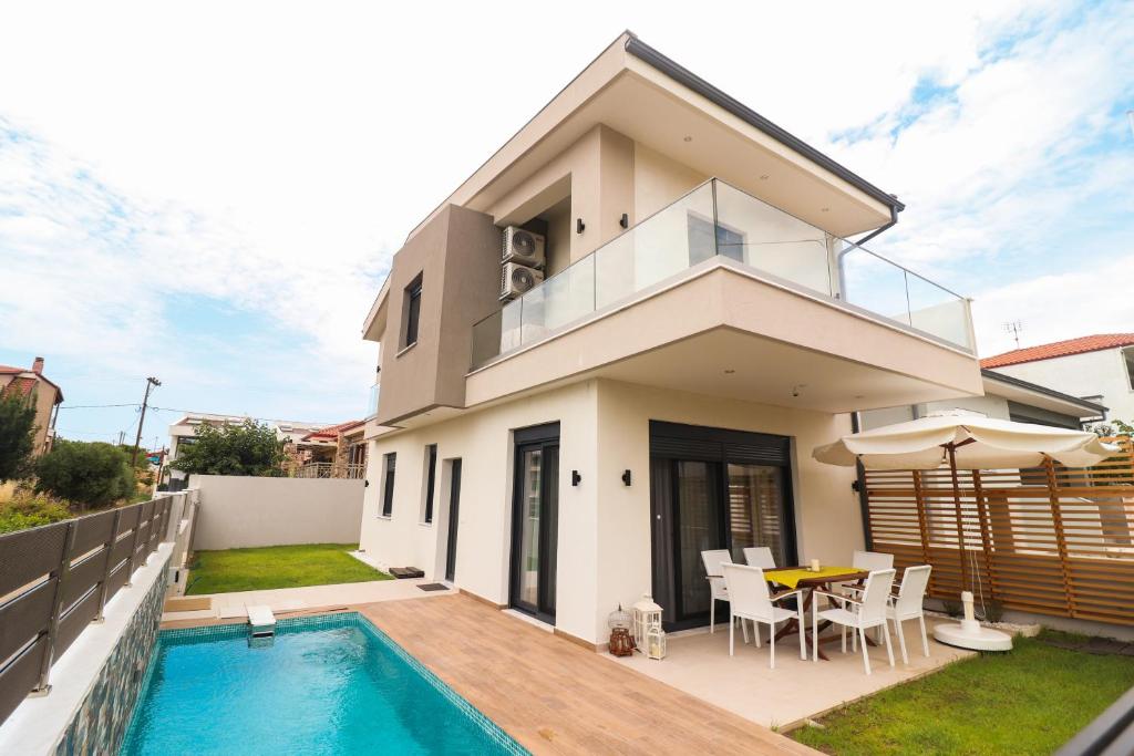 What is an Infinity Pool and Why They're Gaining Popularity?